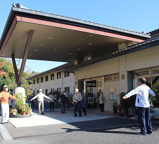 第二慈母園でラジオ体操する利用者