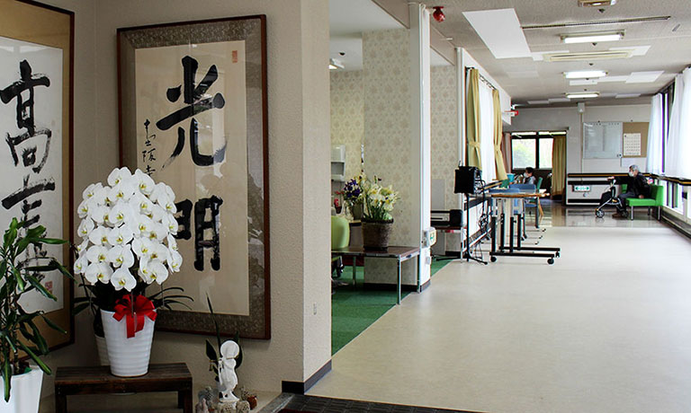 高取町にある「光明園」特別養護老人ホームの施設廊下