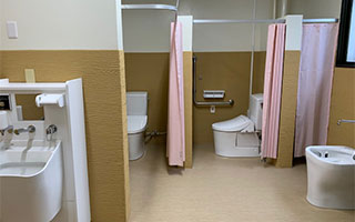 共用トイレ、オスメイトの方の洗面も設置